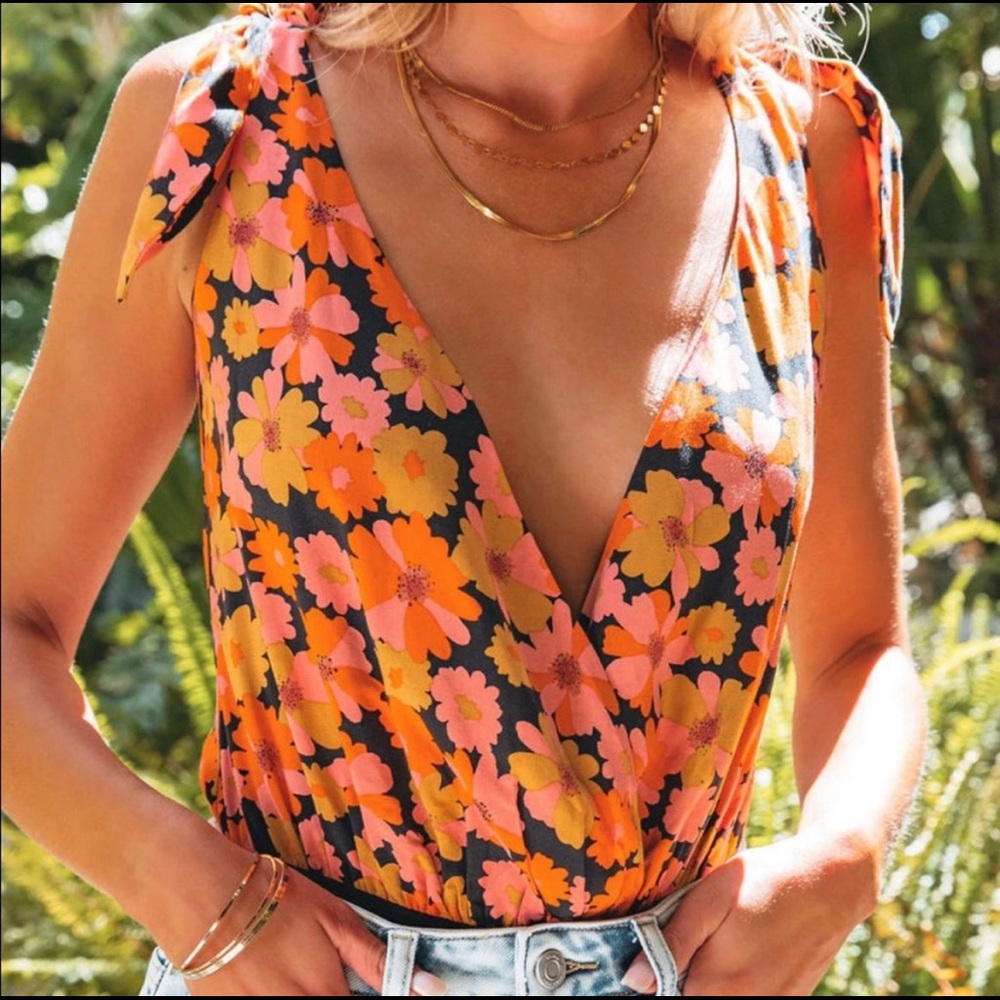 NWT VICI FLORAL BODYSUIT
